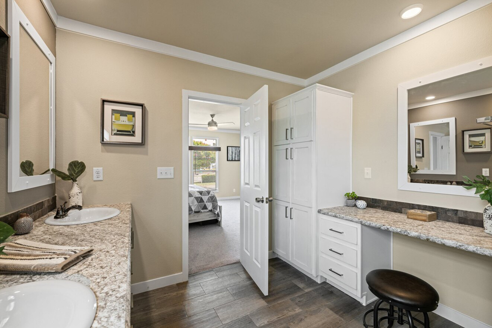 El Rancho 32644A Master Bath suite inside El Rancho by Palm Harbor 32644A