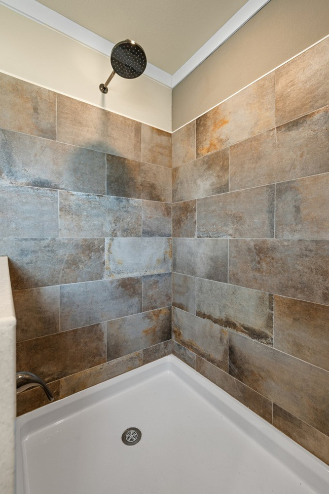 El Rancho 32644A bath tub inside El Rancho by Palm Harbor 32644A